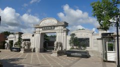 封存时光的密钥：一座陵园里的生命教育与城市记忆